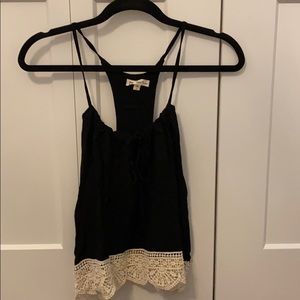 Crop top - black with bottom detail